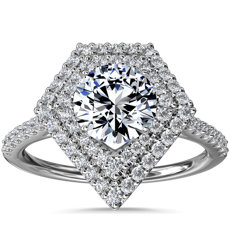 Anillo de compromiso con halo de diamantes y motivo de doble escudo  en platino (1/3 qt. total)